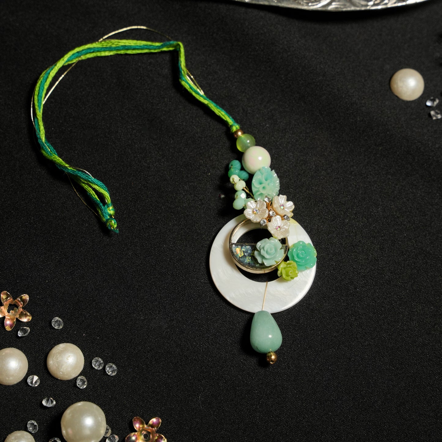 MOP Disc With green and white flowers Lumba